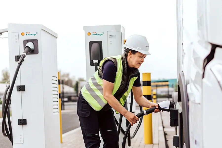 sbrs-weitere-themen-industrien Elektro-Lkw beim Ladevorgang an einer Shell Recharge-Station – Beispiel für eine SBRS-Ladelösung im Logistiksektor.