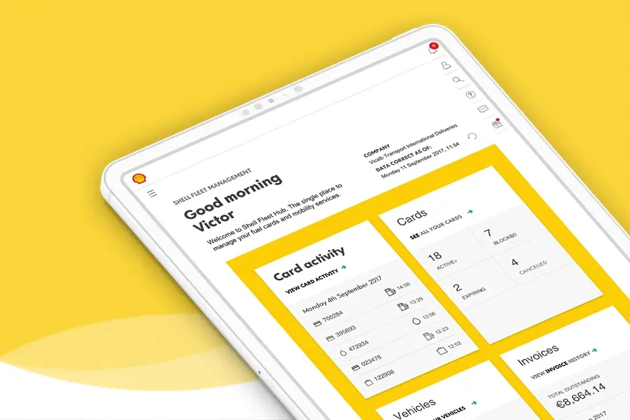sbrs-weitere-themen-shell-fleet-hub Tablet mit der Shell Fleet Hub-Oberfläche für Kartenaktivitäten und Rechnungsverwaltung vor gelbem Hintergrund.