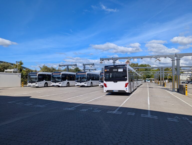 Feierliche Eröffnung der Ladeinfrastruktur auf dem Betriebshof Diedrichstraße in Kiel mit 43 Ladepunkten