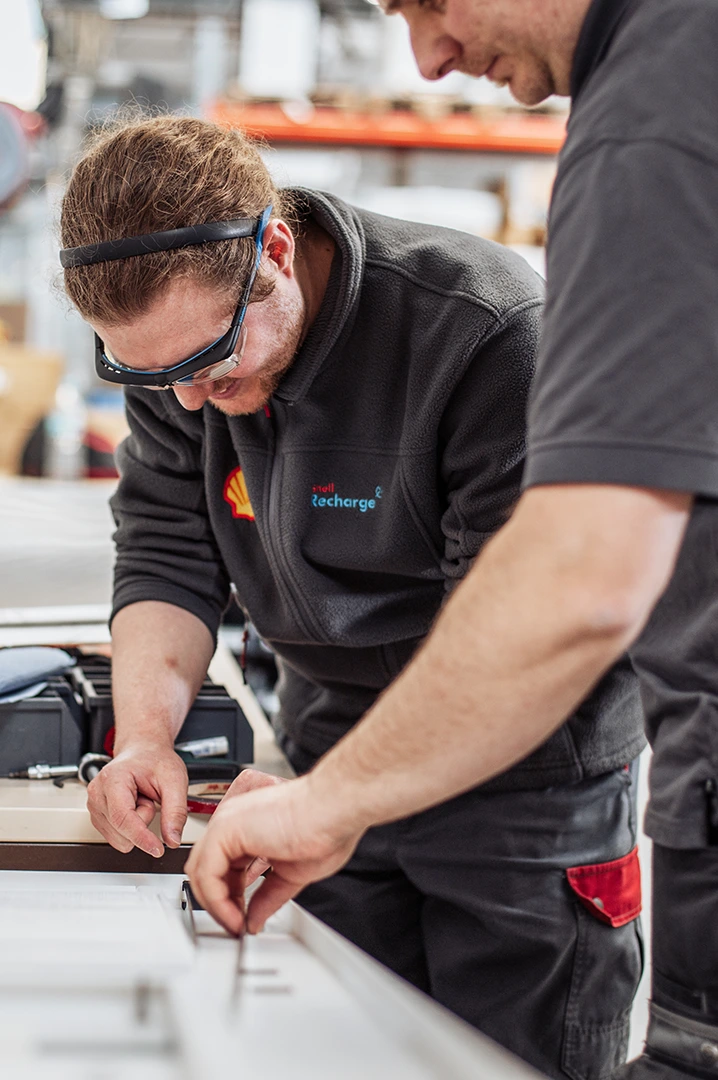 Techniker bei SBRS, der an technischen Komponenten arbeitet