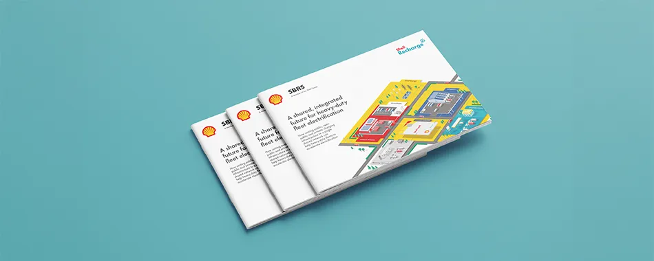 Cover der Shell-Broschüre “How to transition to an EV fleet while maintaining your pace of operations,” dargestellt in gestapelter Form.