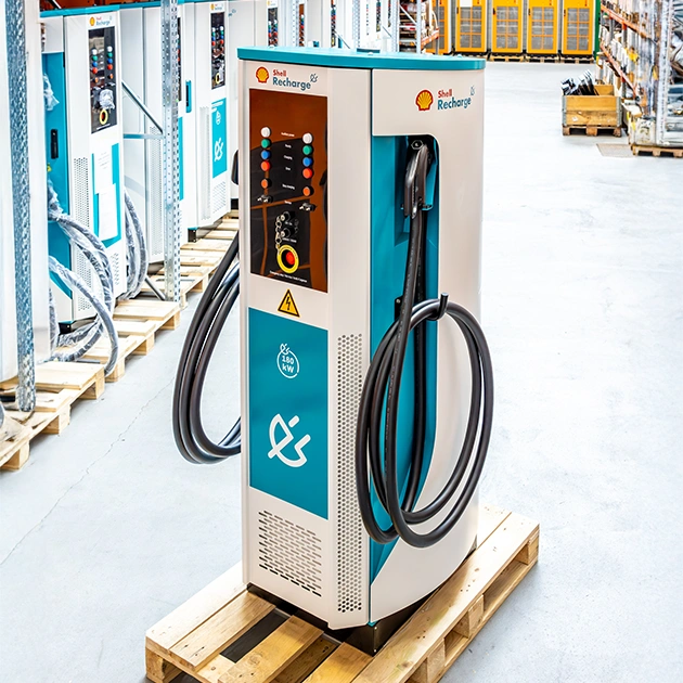 Flex180 DC charging station on a pallet in warehouse environment