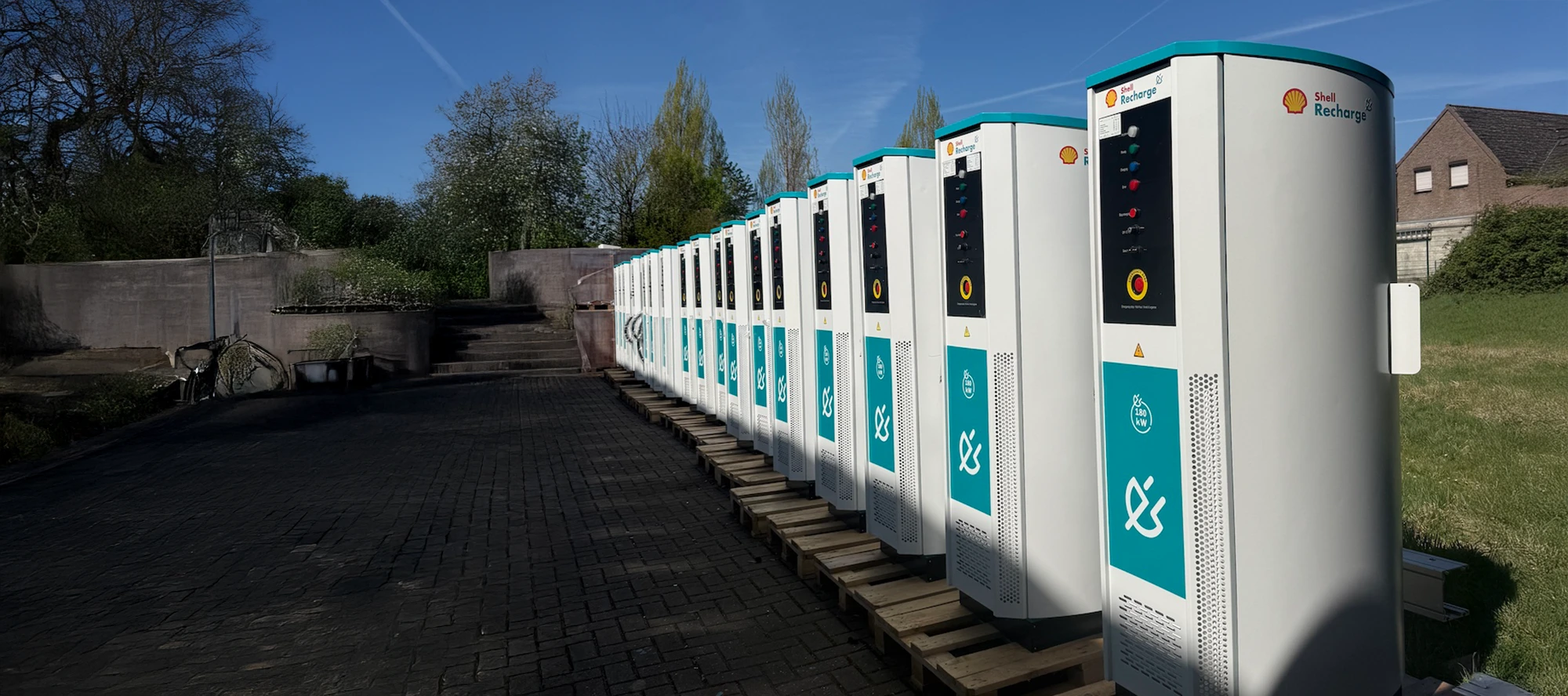 Reihe von SBRS Flex180-Ladestationen im Außenbereich, bereit für den Einsatz.