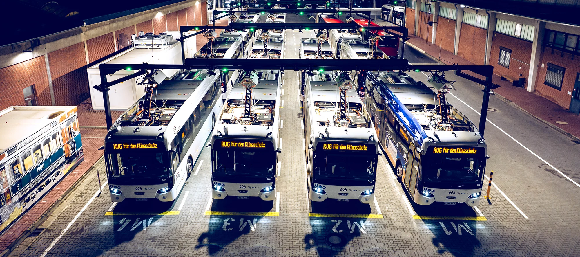 Elektrobusse im KVG-Depot Kiel mit Pantographenladung – Teil der wachsenden E-Bus-Infrastruktur der Stadt.