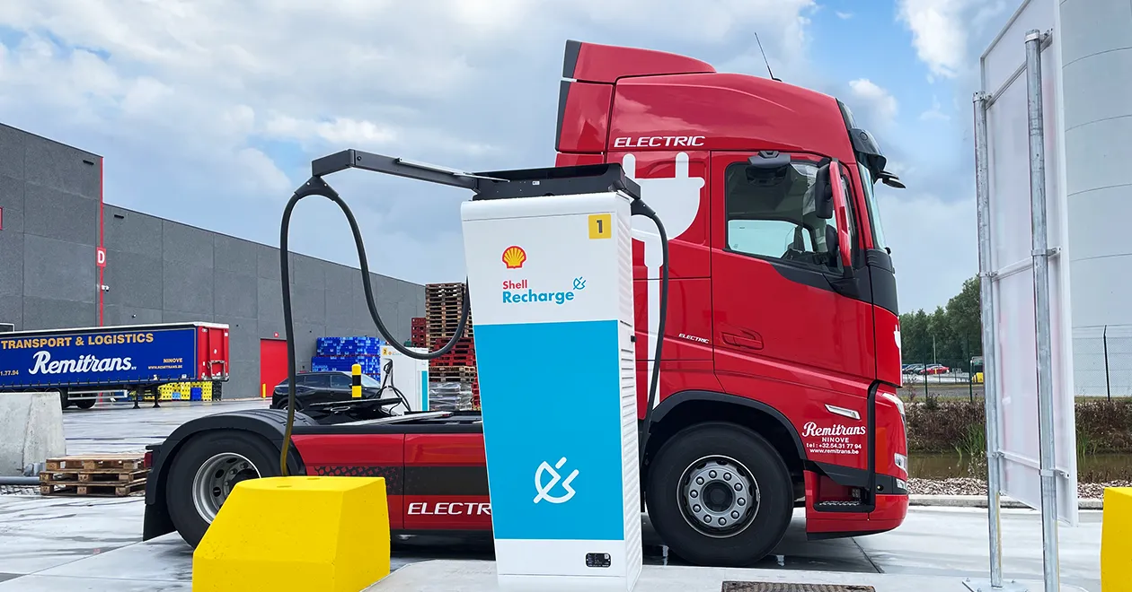 sbrs-partner-remitrans-launch-charging-station-3 Shell Recharge Schwerlast-Ladestation am Remitrans-Depot, mit einem geparkten Elektro-Lkw im Hintergrund.