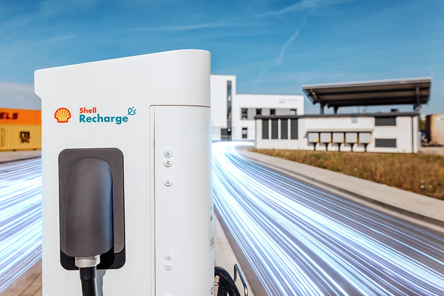 sbrs-weitere-themen-ueber-sbrs-unternehmen Shell Recharge-Ladestation in urbaner Umgebung