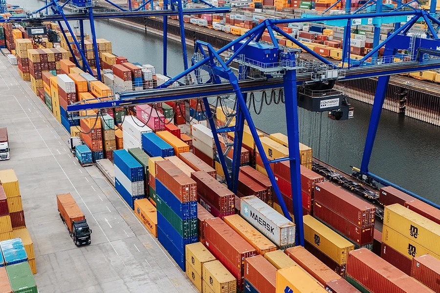 Containerterminal mit Ladeinfrastruktur und Batteriespeicher