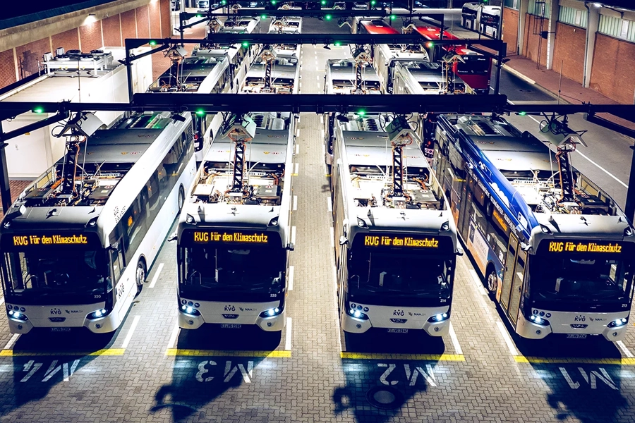sbrs-related-topic-project-kiel Luftaufnahme eines Autobahnkreuzes bei Nacht – symbolisiert dynamische Mobilität und Innovation.