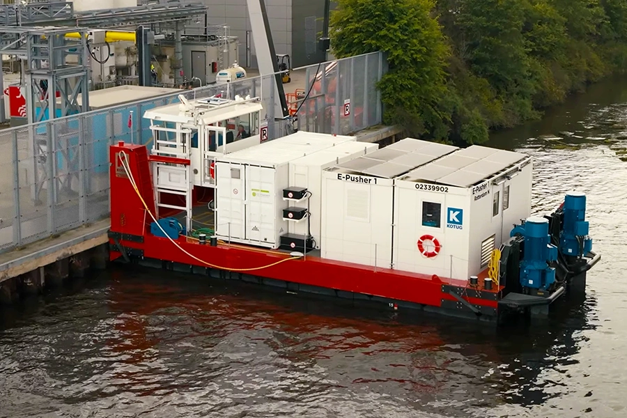 Marine-Ladedemonstrator auf einer schwimmenden Plattform in Amsterdam
