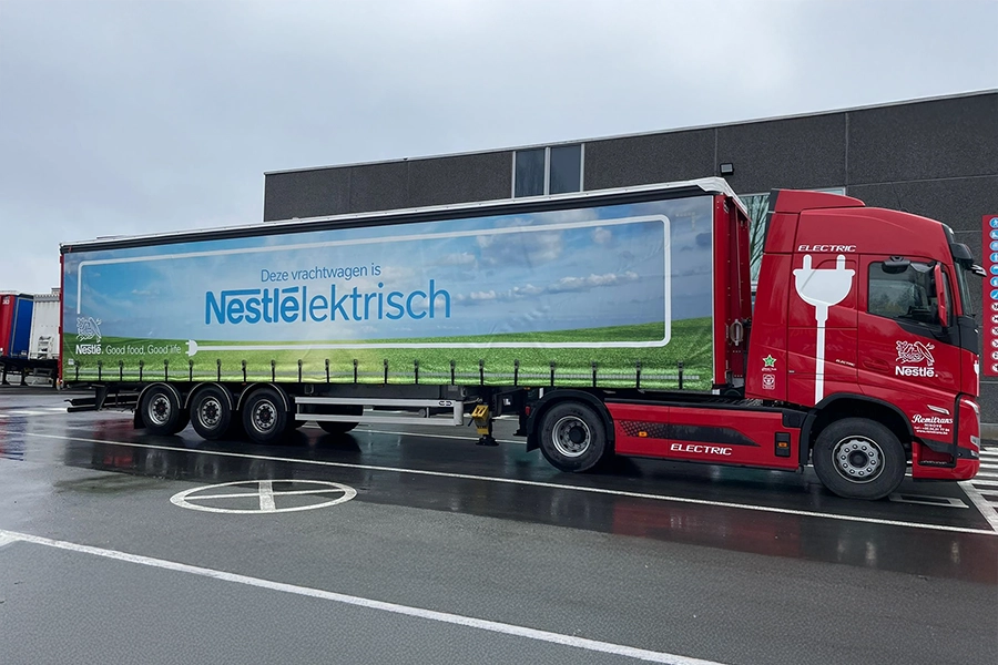 sbrs-related-topic-project-remitrans Electric truck at a semi-public truck charging depot