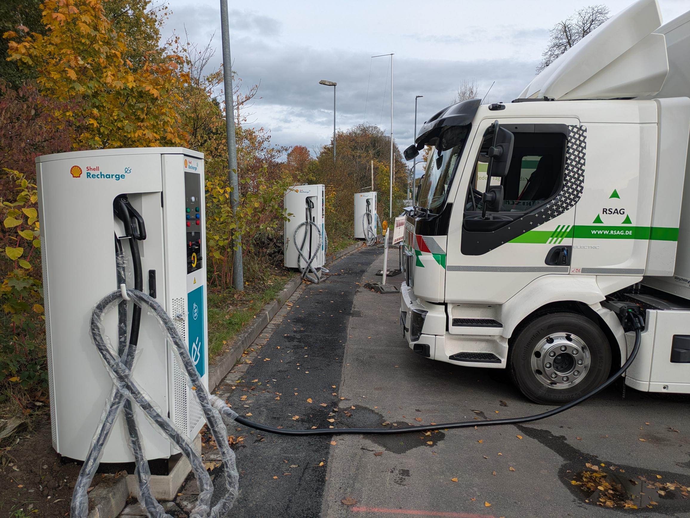 ein Fahrzeug der Abfallwirtschaft neben einem Ladegerät der SBRS in Troisdorf,