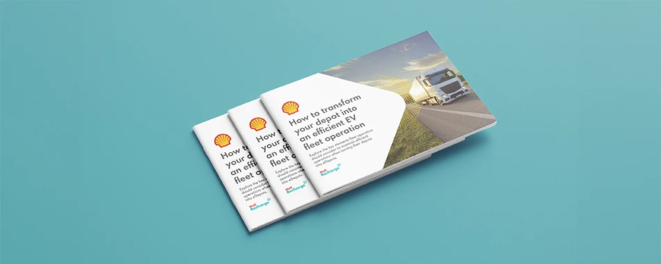 Cover der Shell-Broschüre “How to transition to an EV fleet while maintaining your pace of operations,” dargestellt in gestapelter Form.