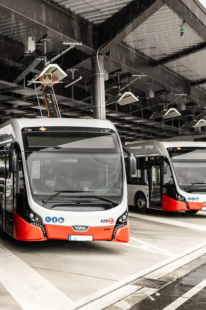 E-Busse im Depot mit Überkopf-Ladeinfrastruktur