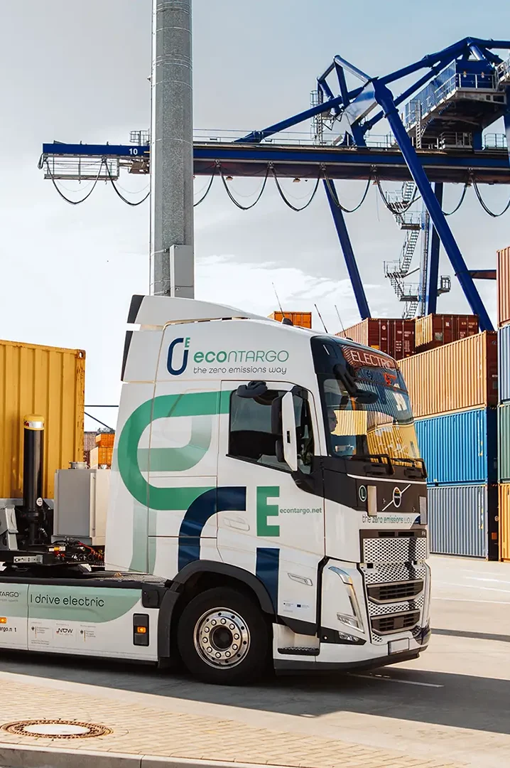 E-Lkw an einem Logistikterminal mit Ladeinfrastruktur