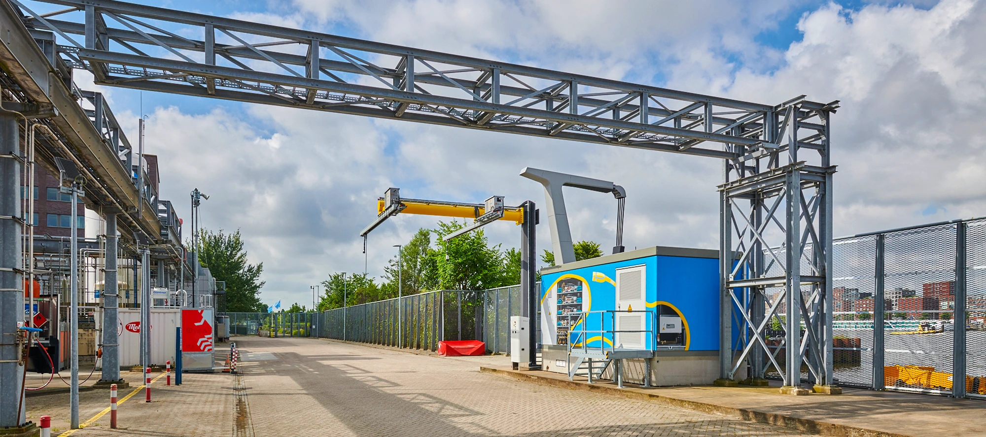 Megawatt-Charger mit Ladesäule und flexiblen Ladearmen am Energy Transition Campus Amsterdam.