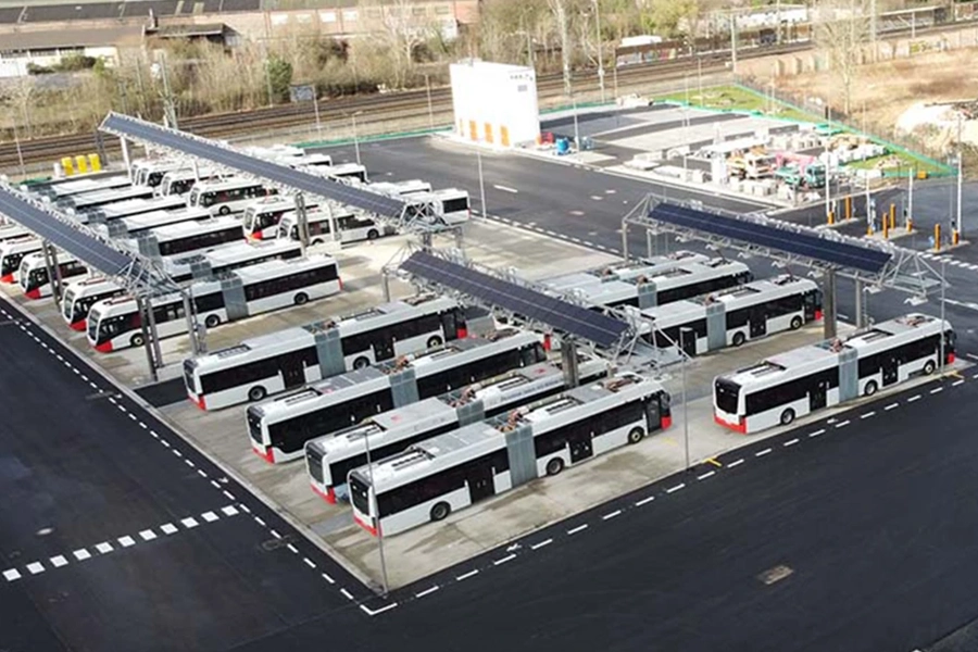 Shell Recharge-Lade­station in urbaner Umgebung