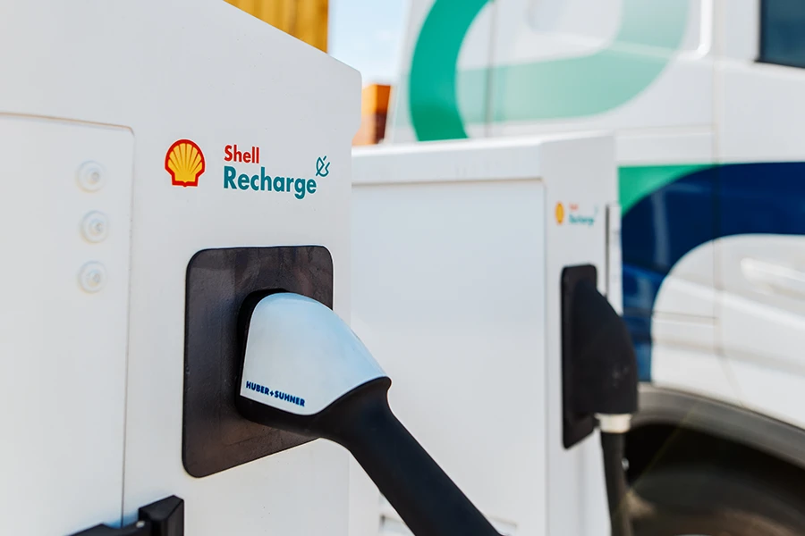 Nahaufnahme eines SBRS-Ladesteckers an einer Shell Recharge-Station – symbolisiert leistungsstarke EV-Ladehardware.