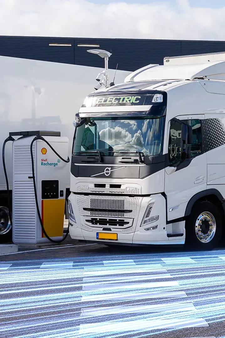 Elektro-Lkw lädt an einer Shell Recharge-Station auf einem Gewerbegrundstück.